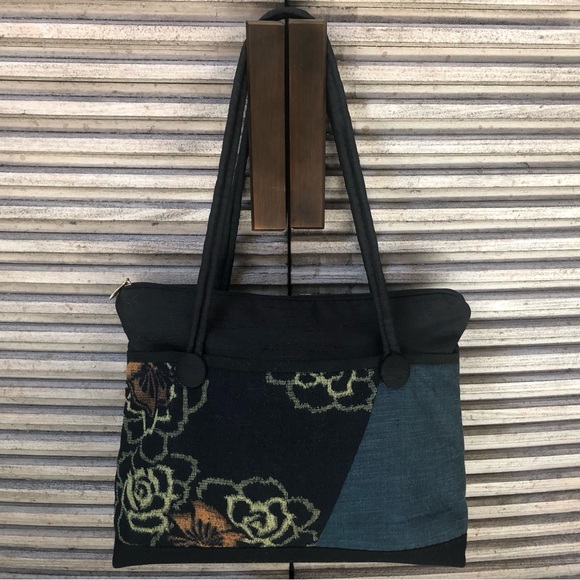 👜 Silver Dragonfly Design Black, Brown, and Beige Multi-Color Quilted Handbag. - Picture 6 of 12